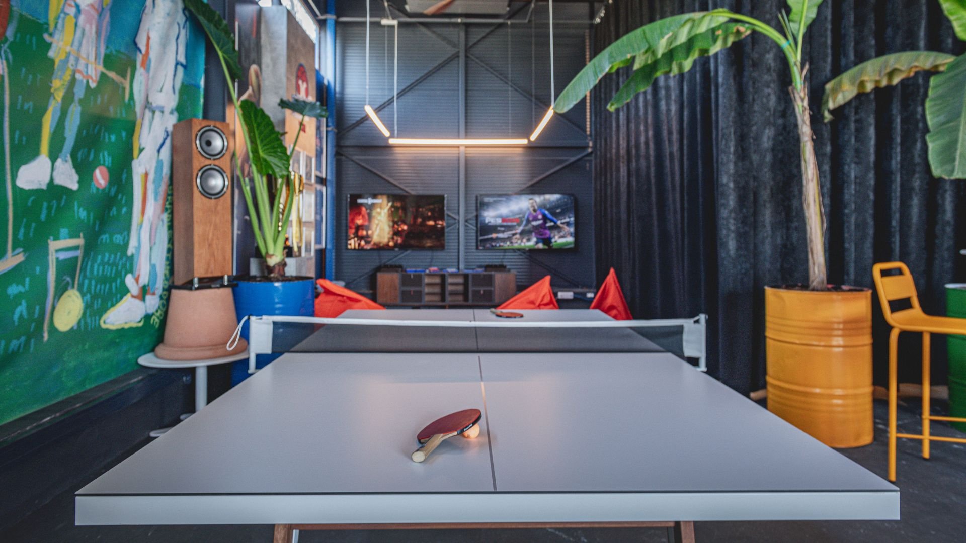 blue room sports bar design porto montenegro biofilico