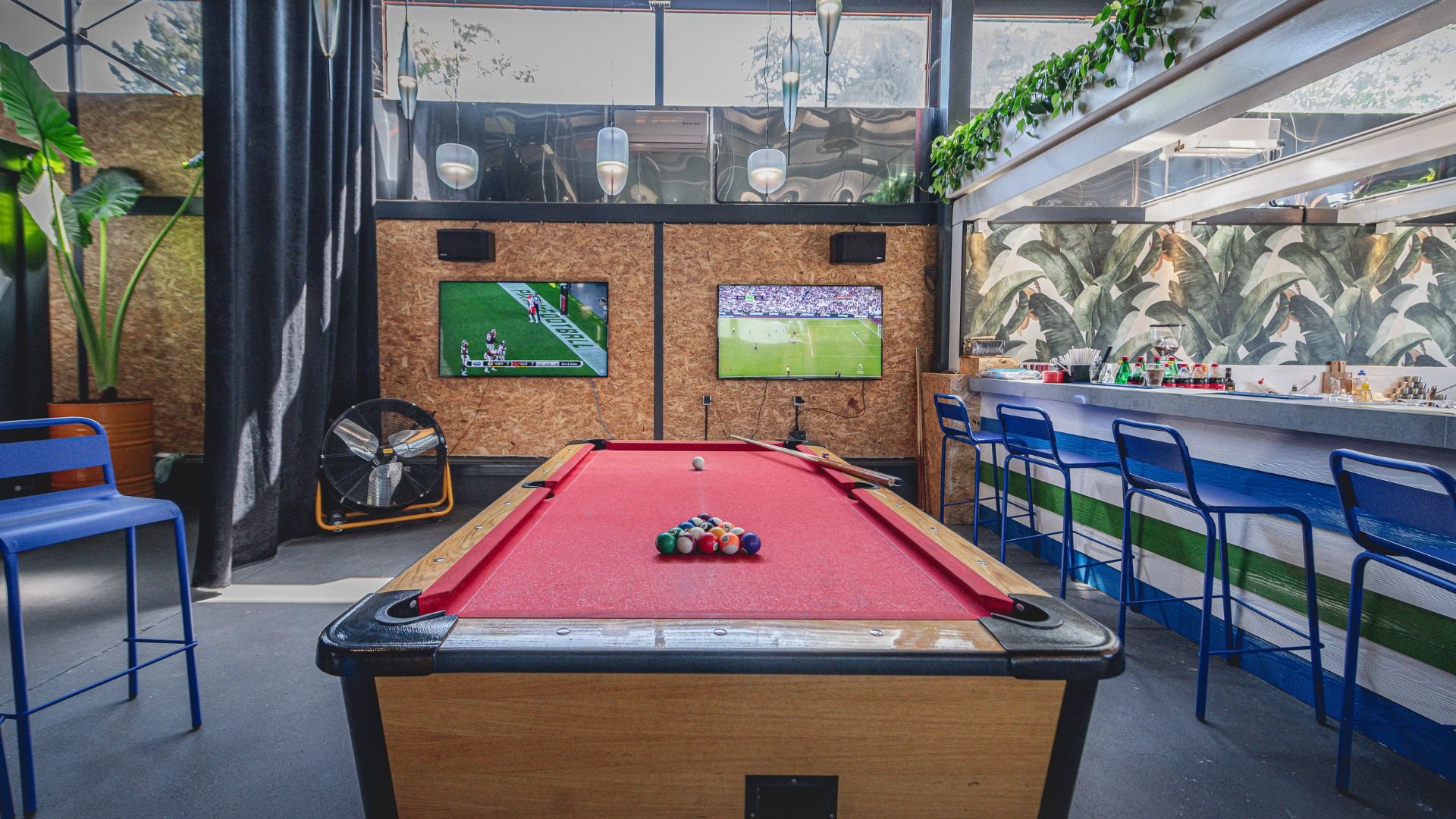 blue room sports bar design porto montenegro biofilico